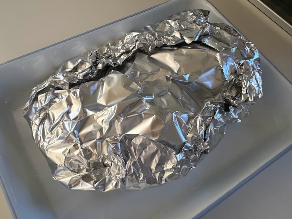 鶏むね肉をしっとりやわらかく焼く方法　お肉をホイルに包む