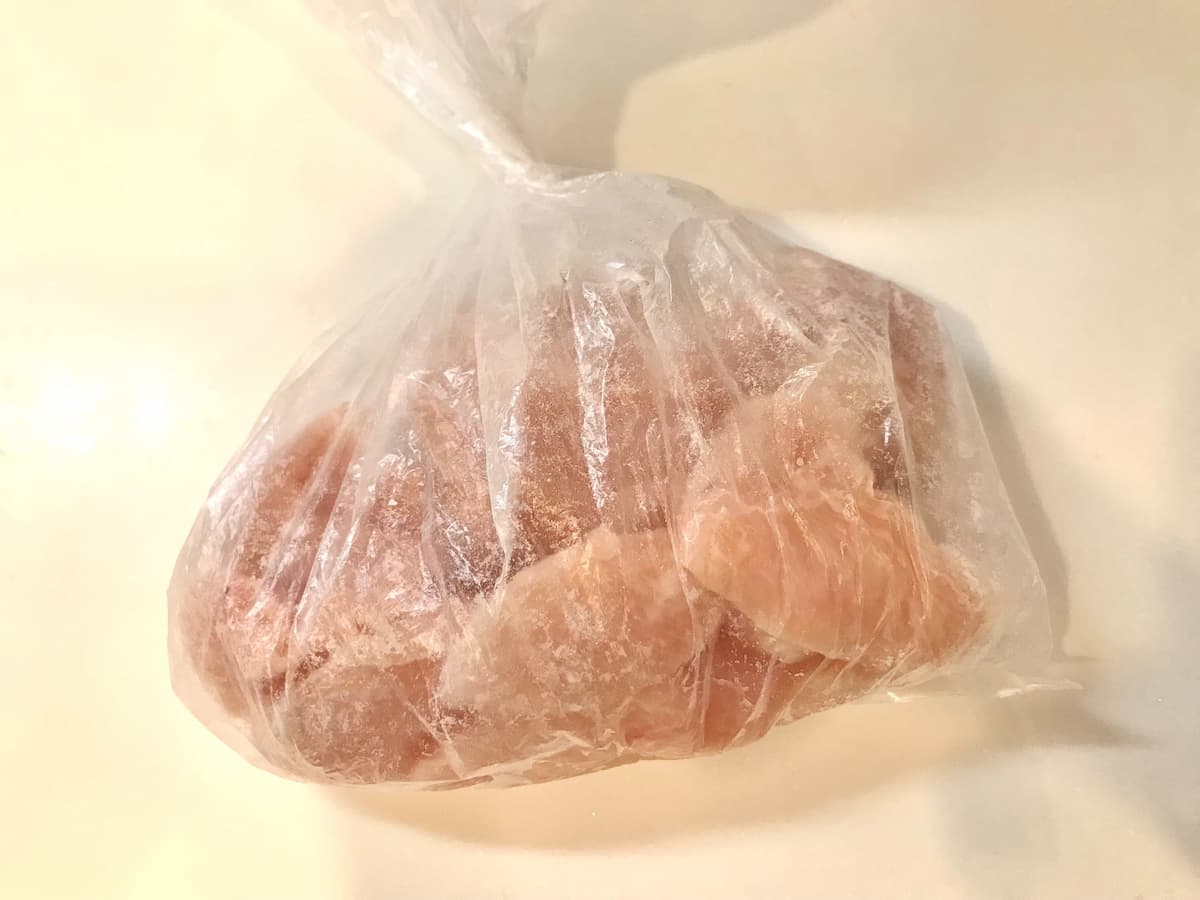 鶏むね肉に片栗粉をまぶす　まいのおやつ　鶏むね肉とキャベツのだしバター鍋