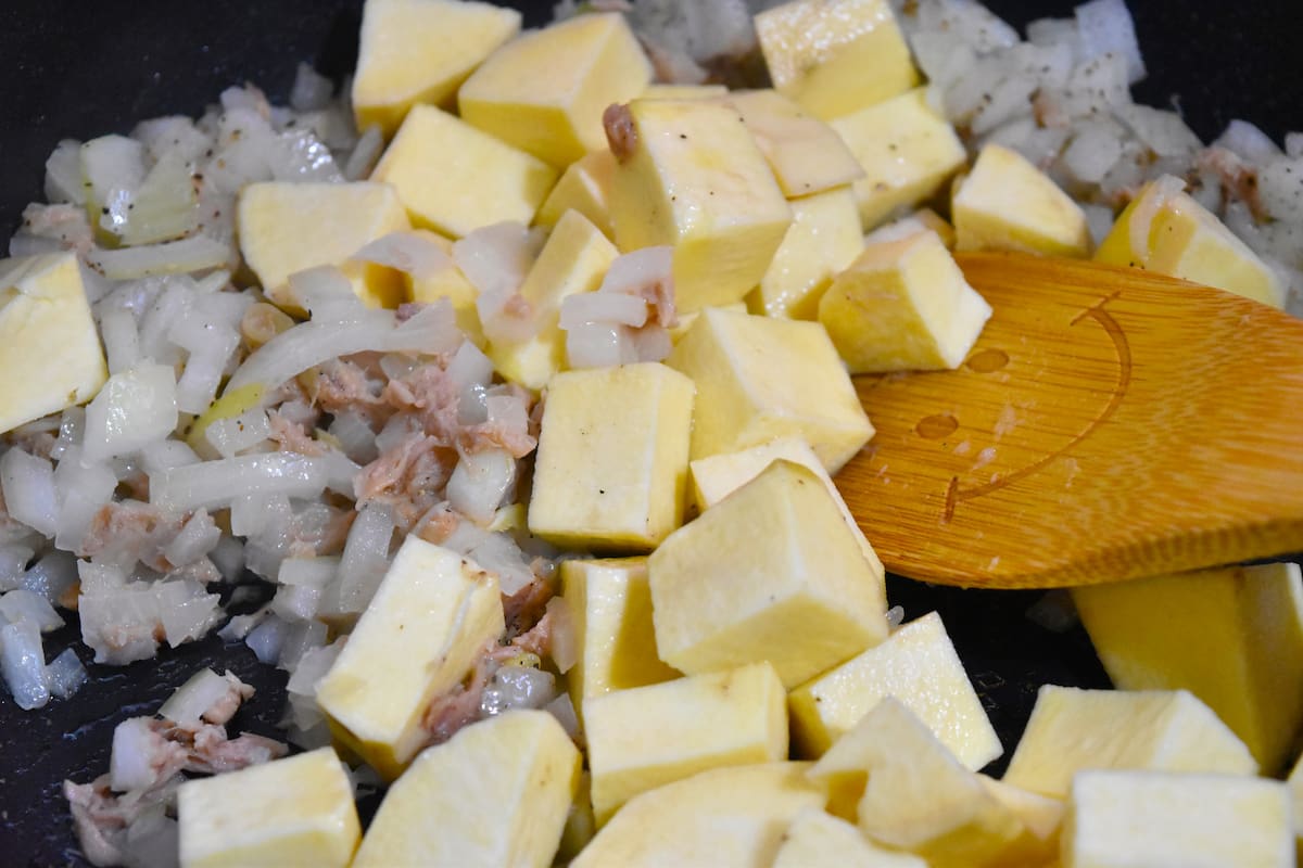 さつまいもを加えて炒める(さつまいもとツナのカレー)