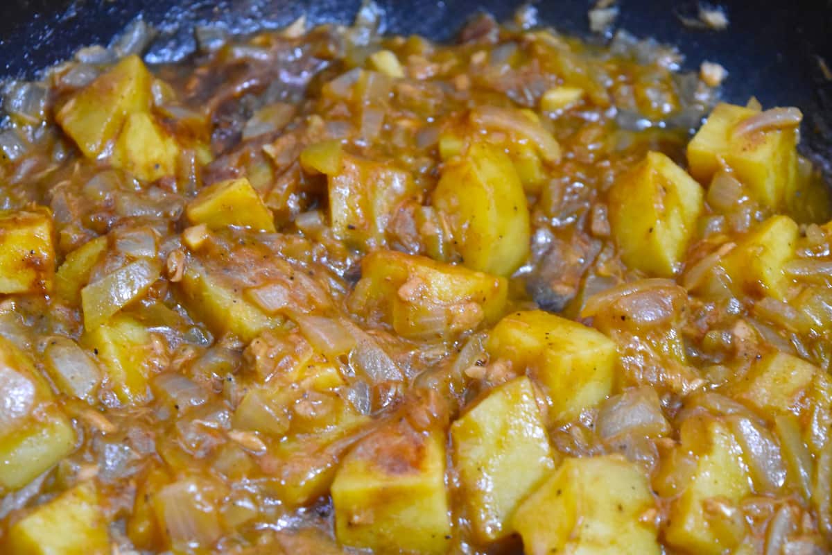 カレールーを加える(さつまいもとツナのカレー)