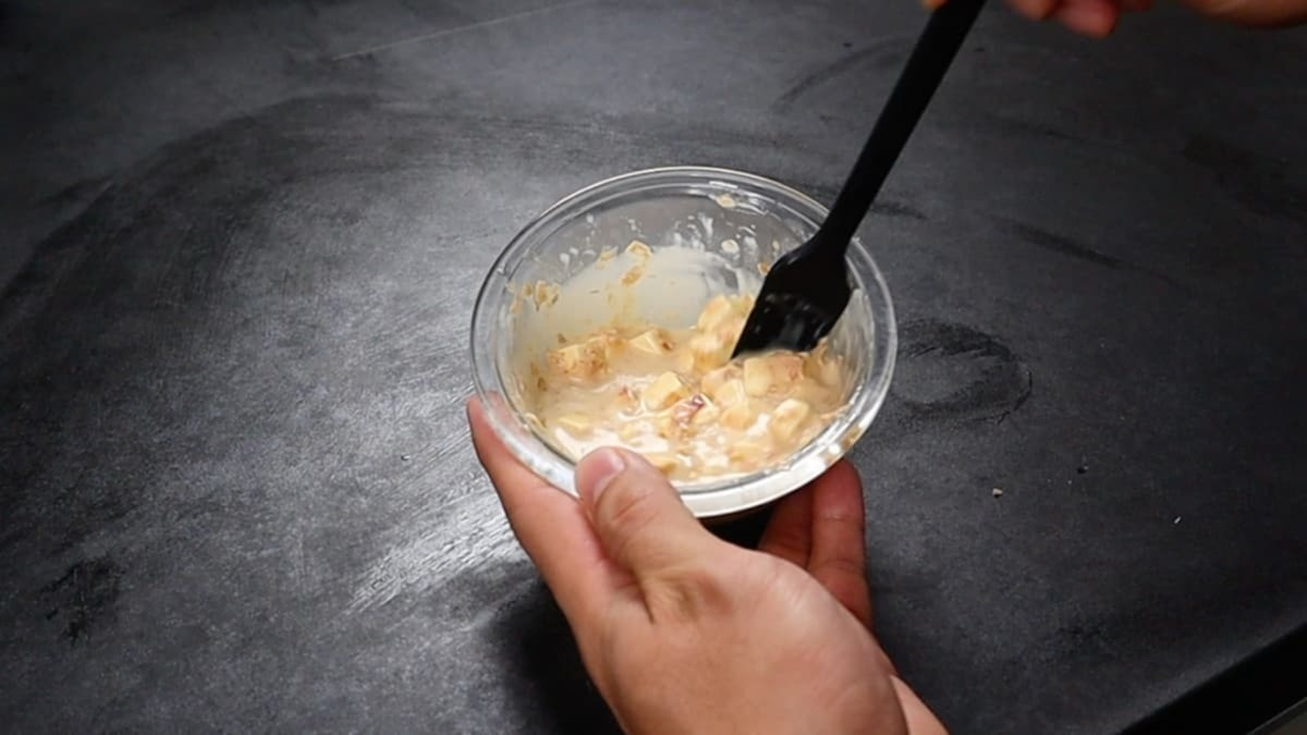 だれウマ　悶絶おにぎり 調味料と具材を混ぜる