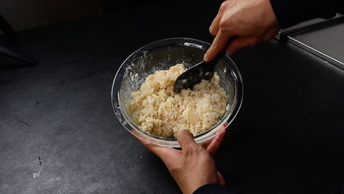 だれウマ　悶絶おにぎり ご飯を混ぜる