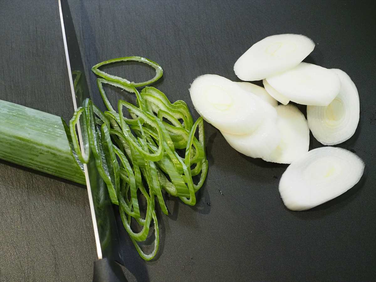 鶏むね肉で鶏ごぼうキムチ鍋