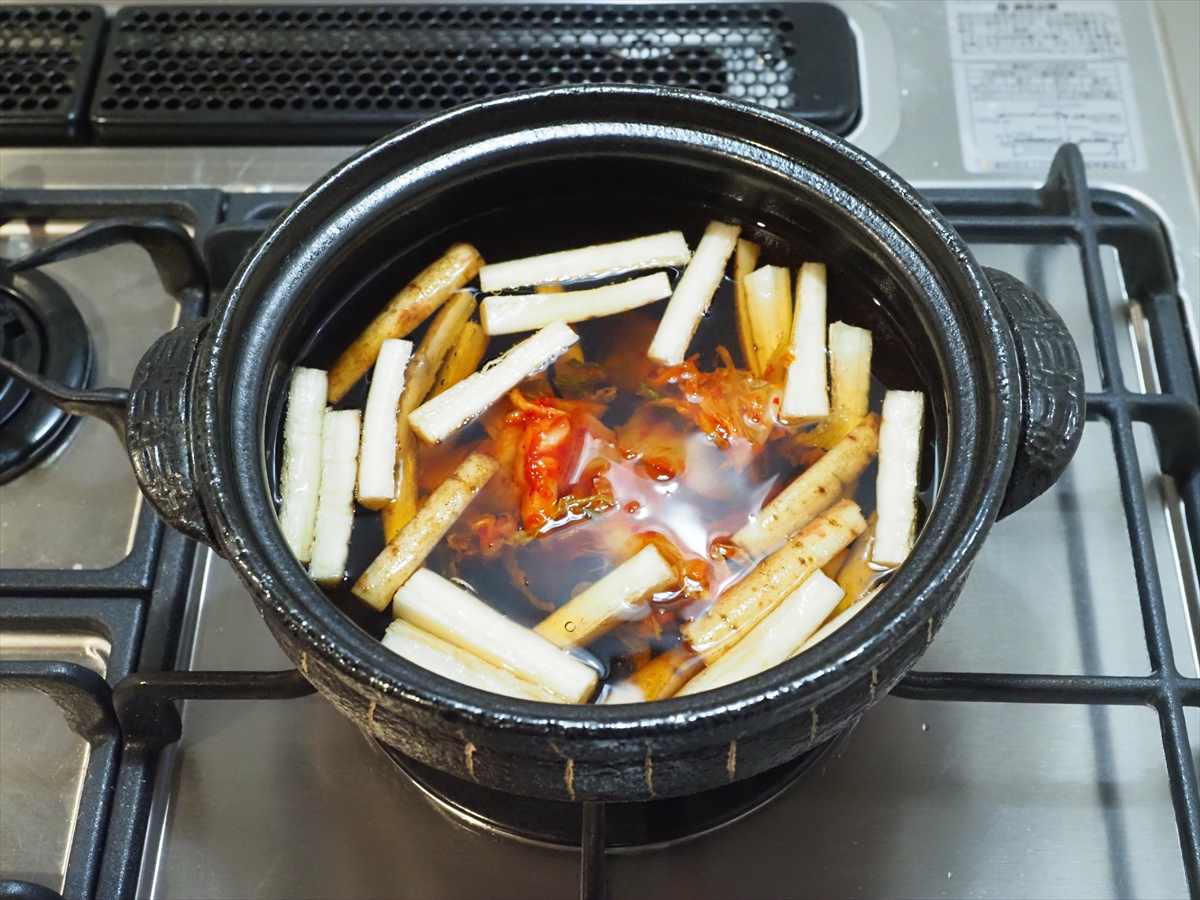 鶏むね肉で鶏ごぼうキムチ鍋