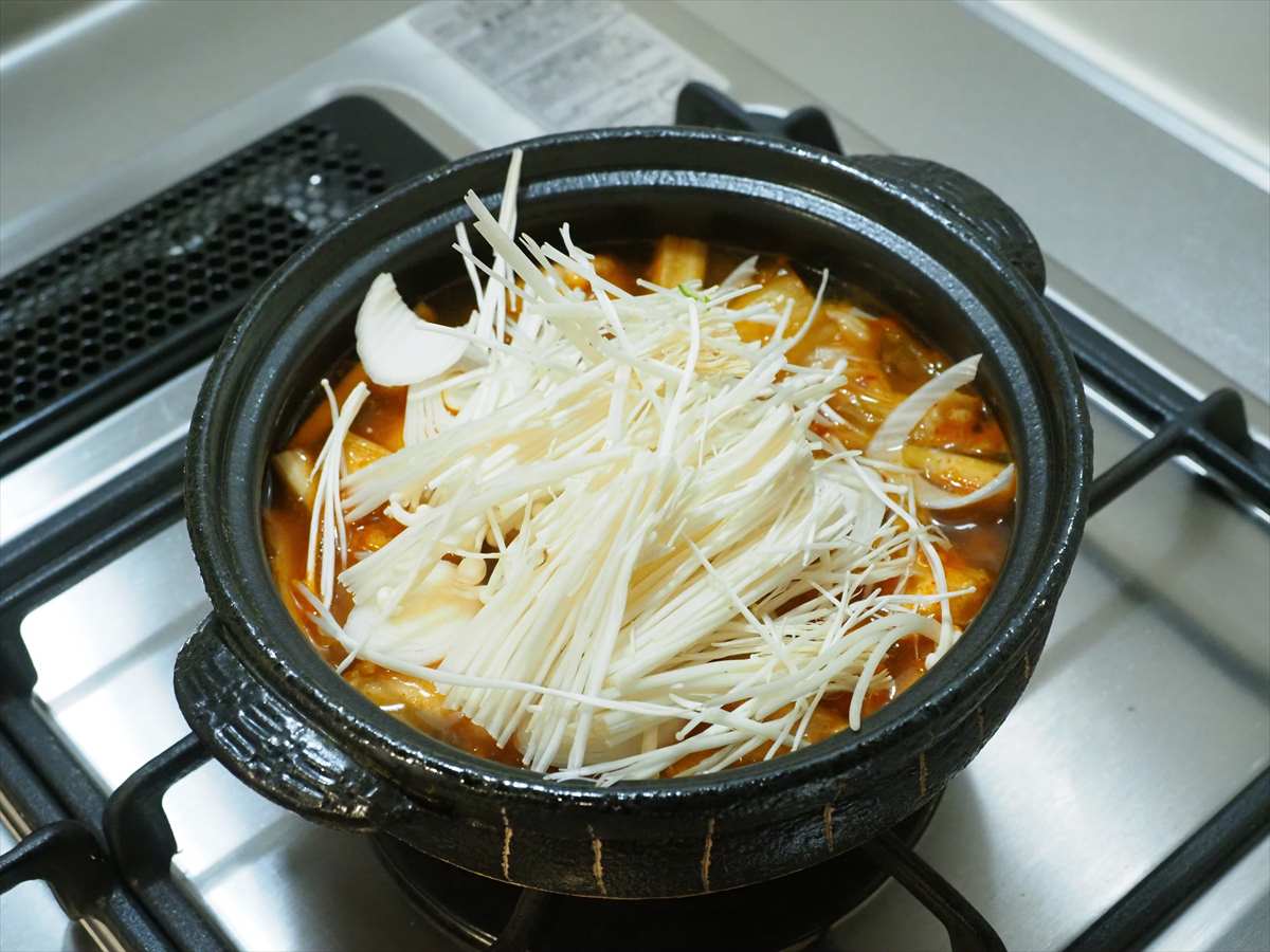 鶏むね肉で鶏ごぼうキムチ鍋