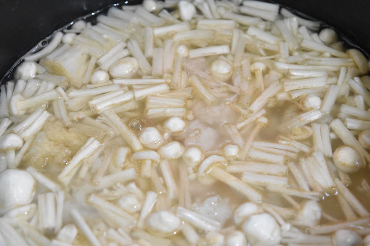 ご飯やエノキを煮る(鮭フレークで卵雑炊)