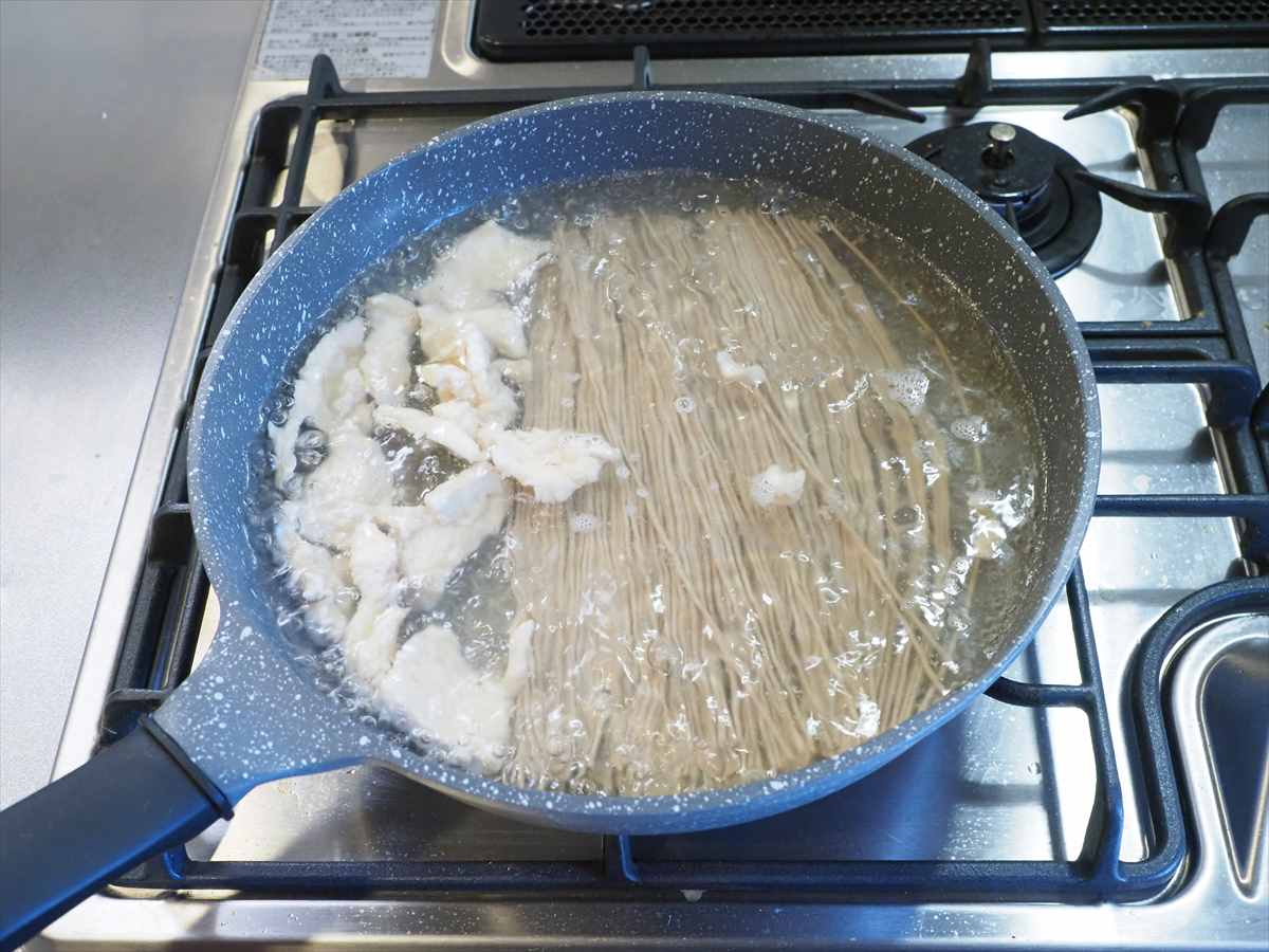 鶏むね肉の水晶鶏入り釜揚げ蕎麦