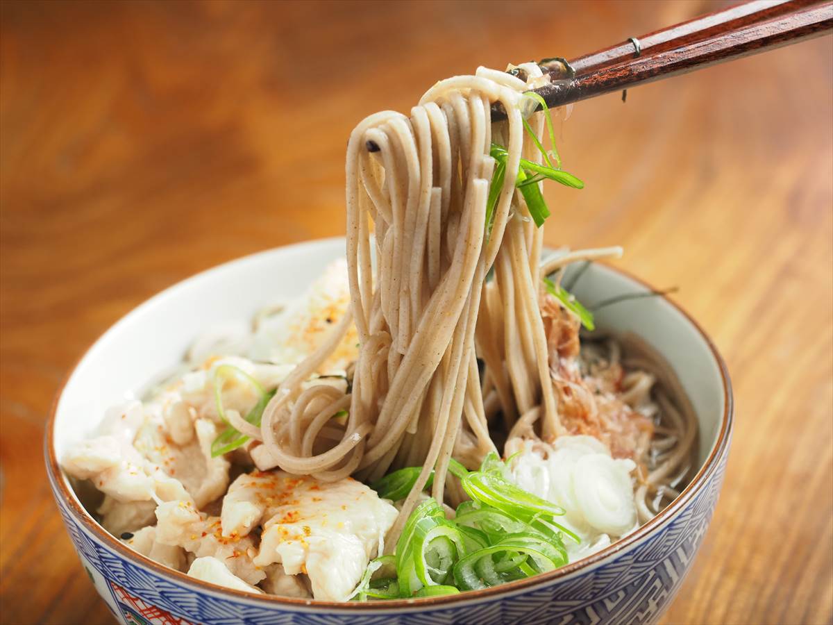鶏むね肉の水晶鶏入り釜揚げ蕎麦