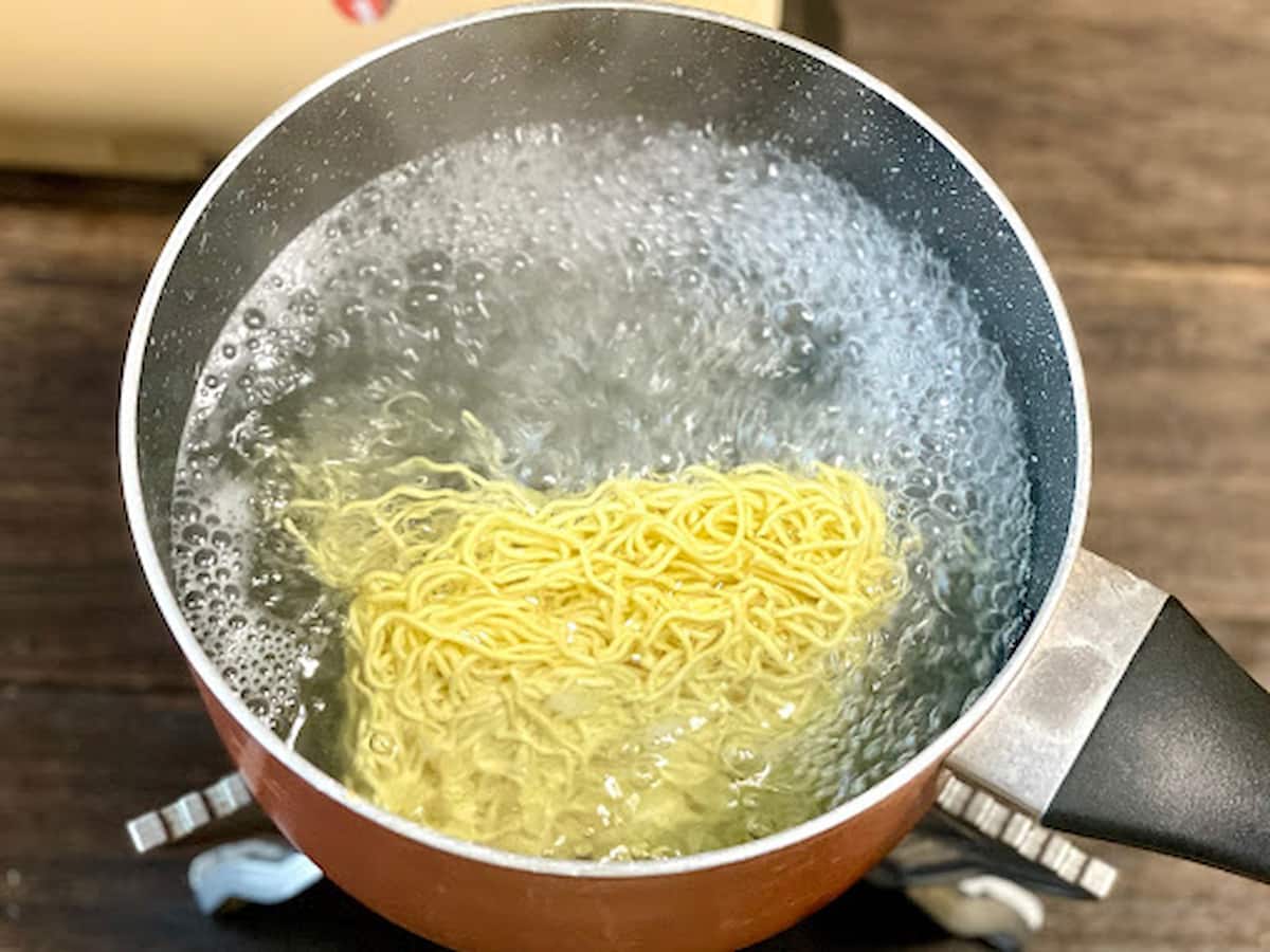 茹でている途中の麺