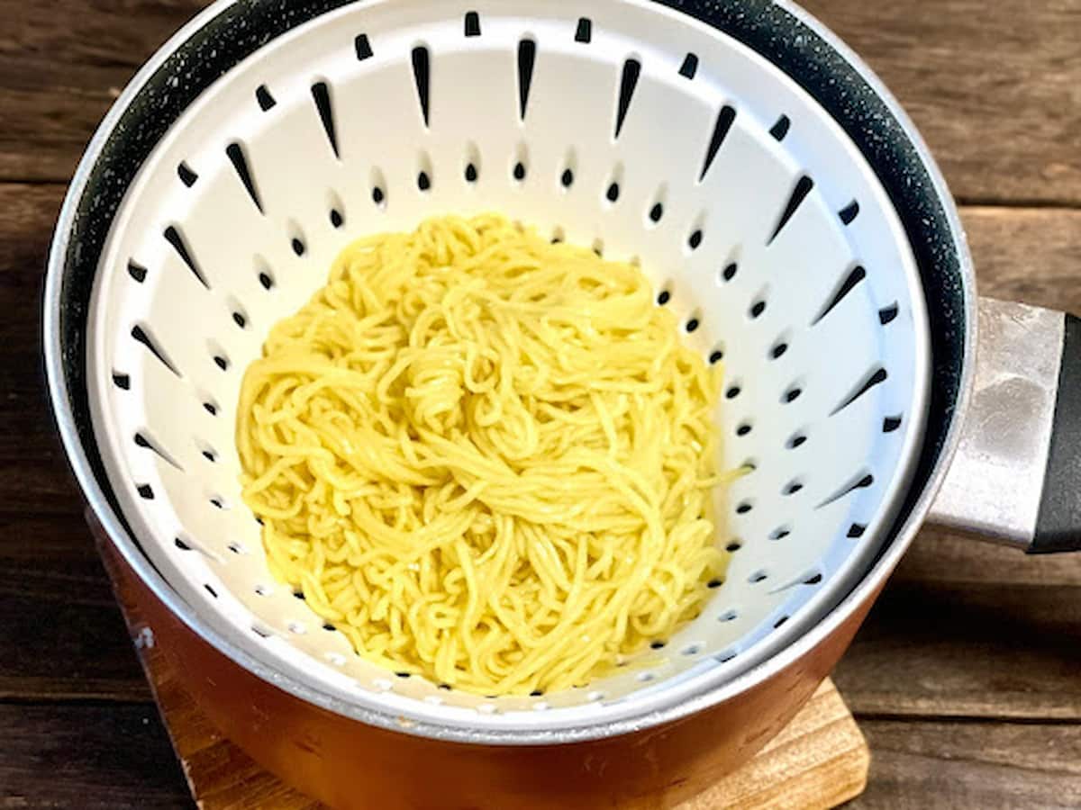ザルに上げた麺