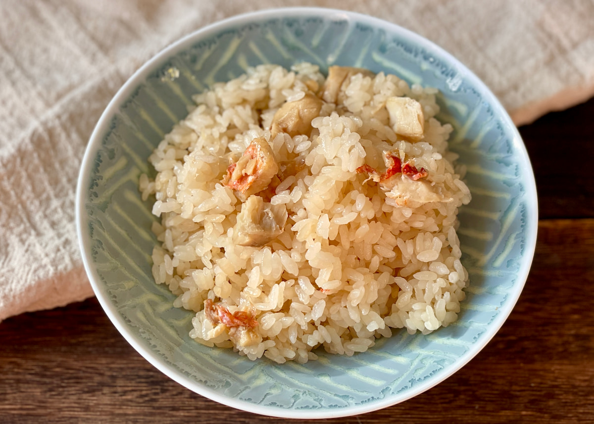 茶碗によそわれた炊き込みご飯