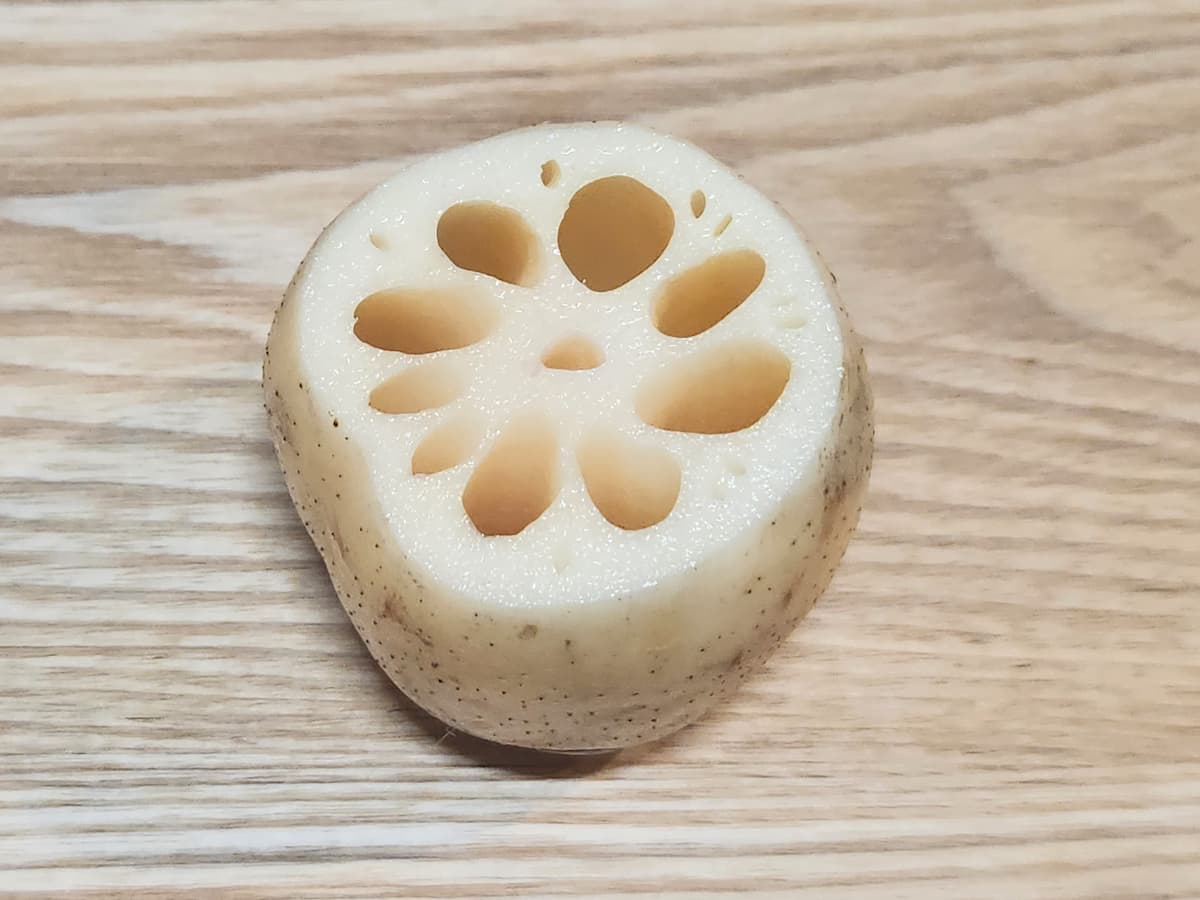 切り口がクリーム色のれんこんをえらぶ　青髪のテツ