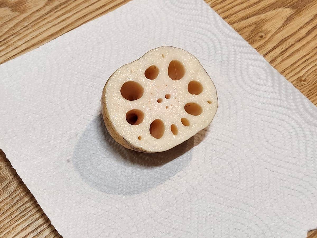 れんこんをペーパーでつつむ　青髪のテツ