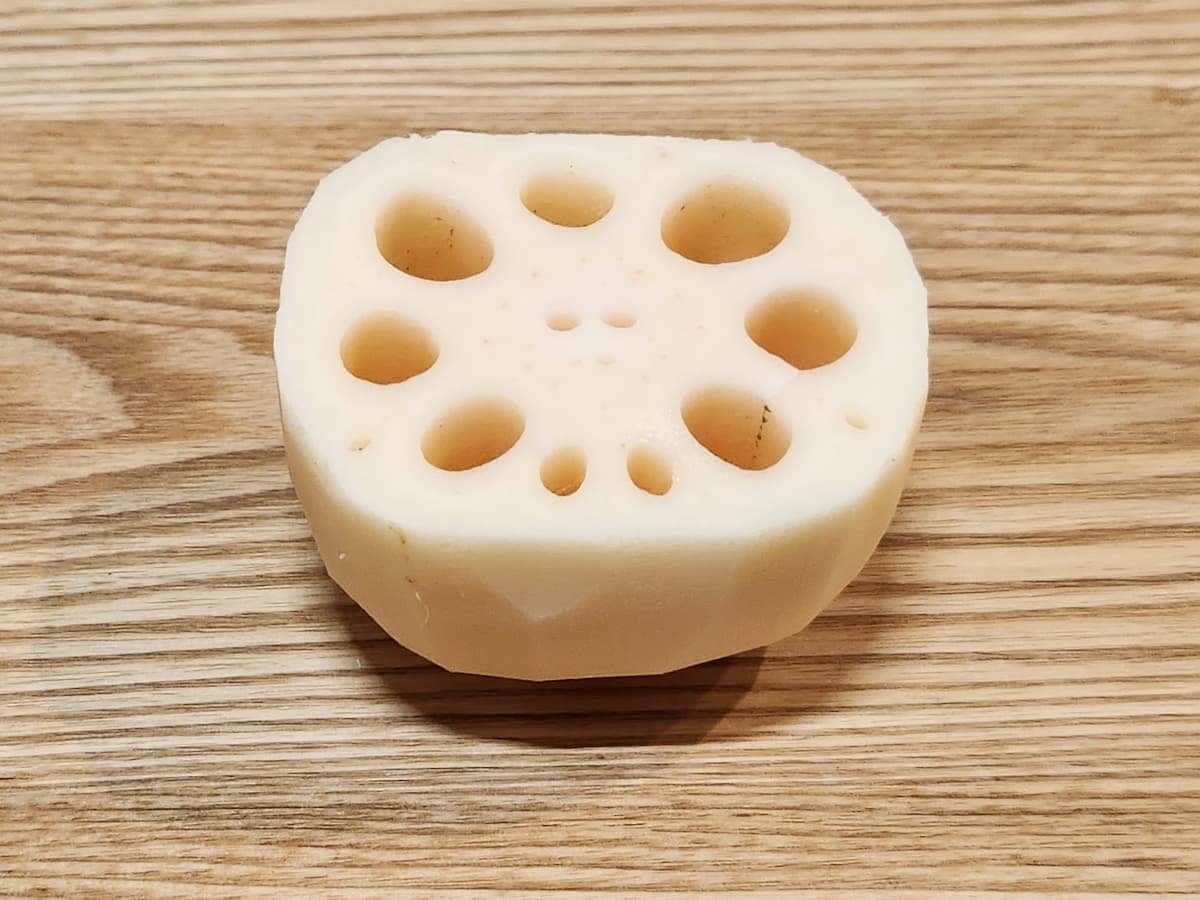 れんこんの皮をむく　青髪のテツ