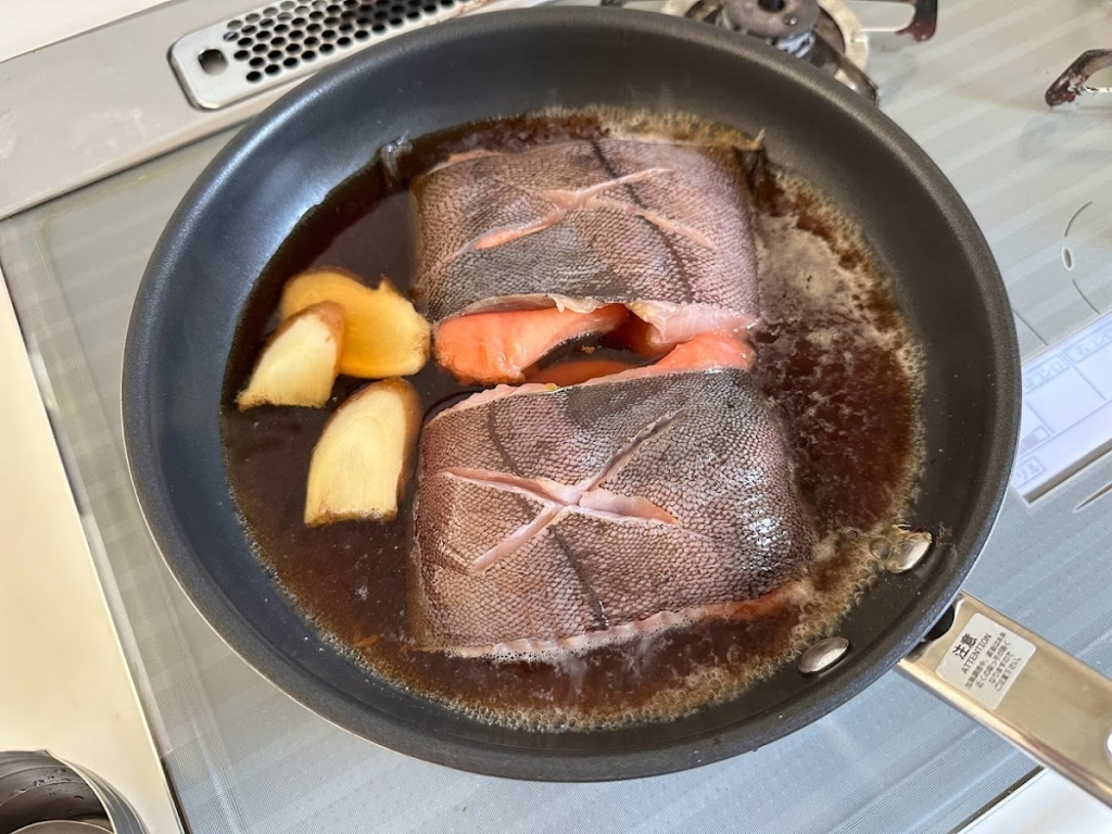 フライパンへ並べて入れる