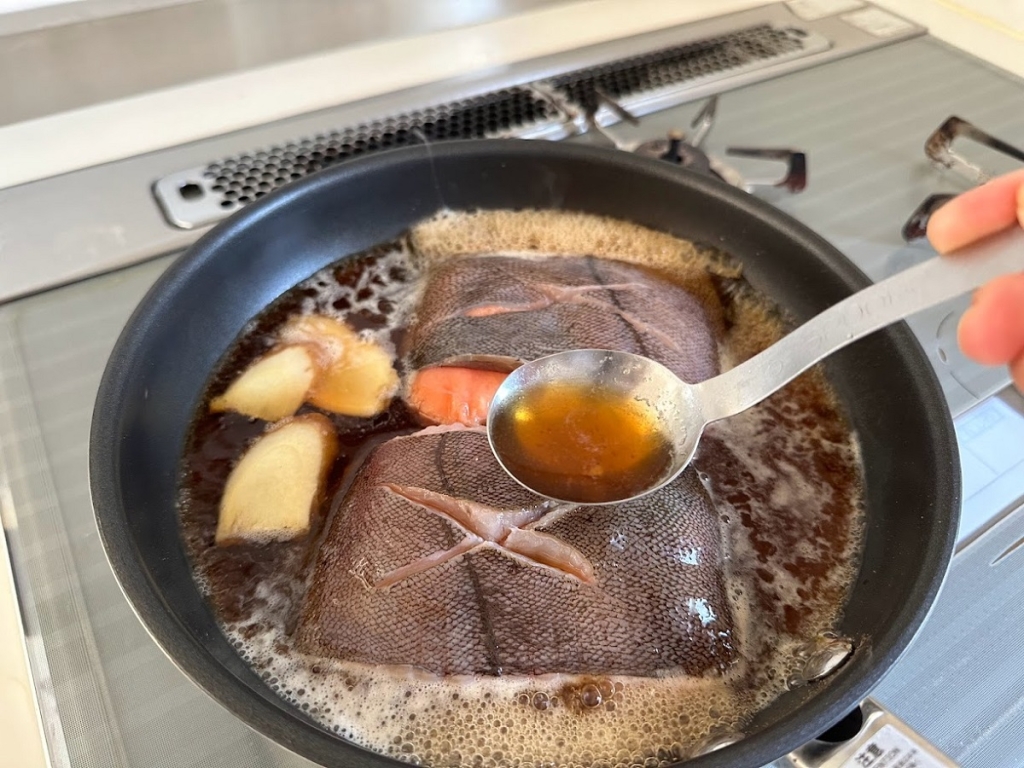 スプーンで煮汁をかける