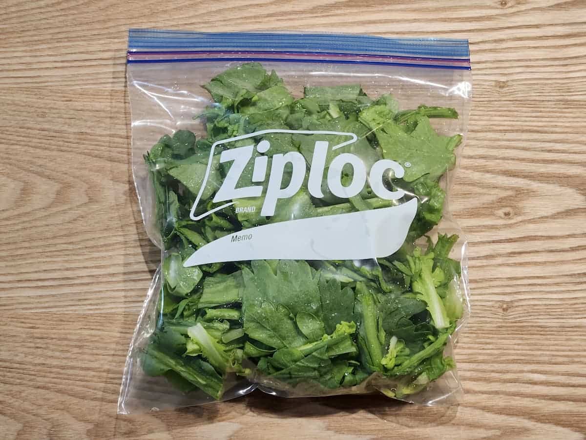 冷凍保存用の袋に入れる　青髪のテツ　春菊