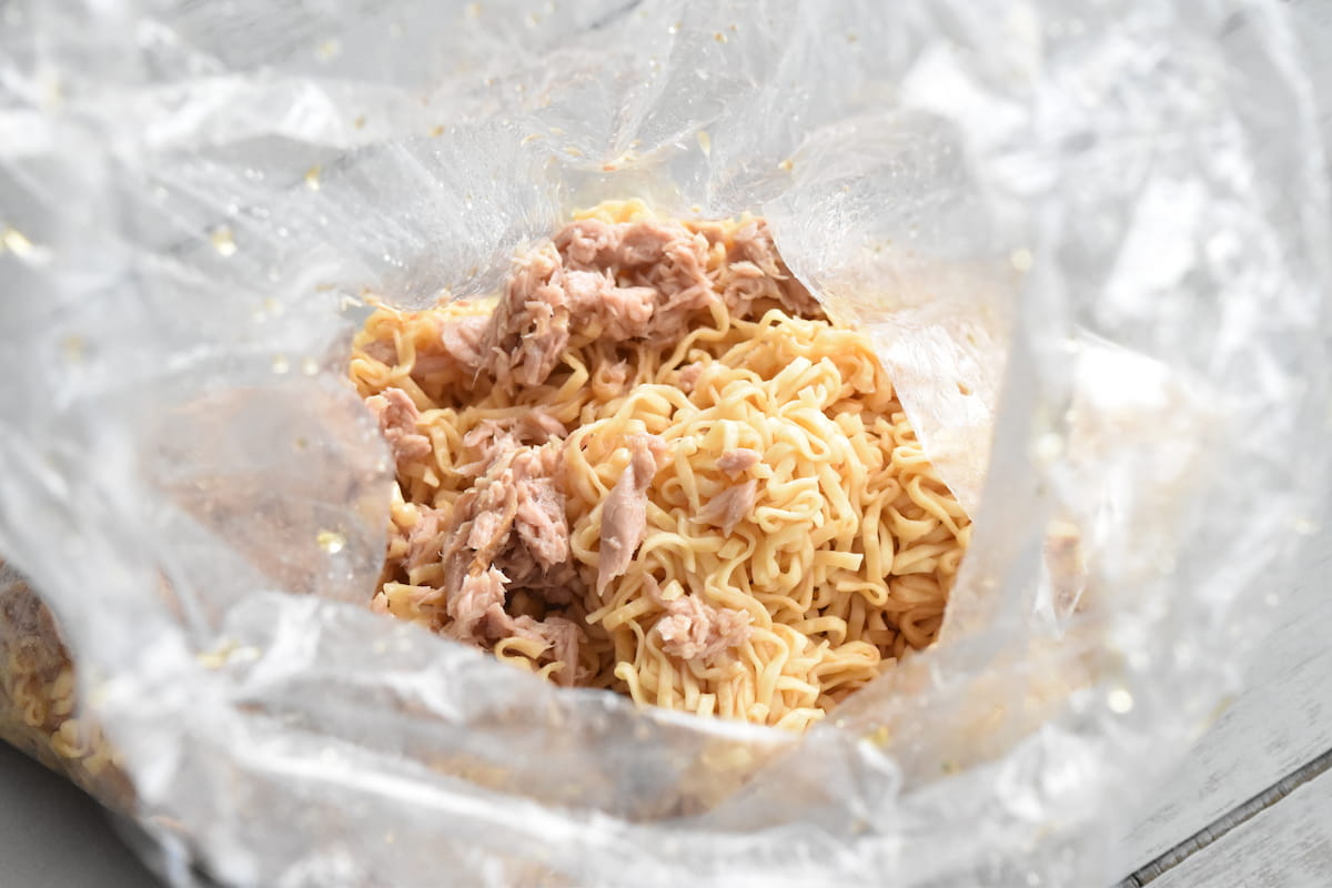 ツナ缶を加えて和える(チキンラーメンとツナ缶の焼きそば風)
