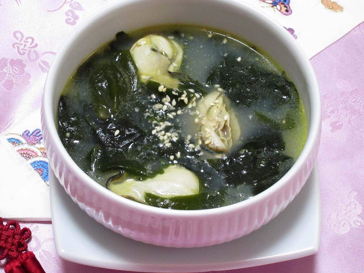 牡蠣入りワカメスープ