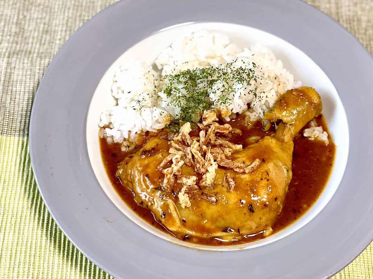 大きな骨付きチキンが2本も!業務スーパーの超人気商品「スパイシーカレーチキンレッグ」を食べてみた