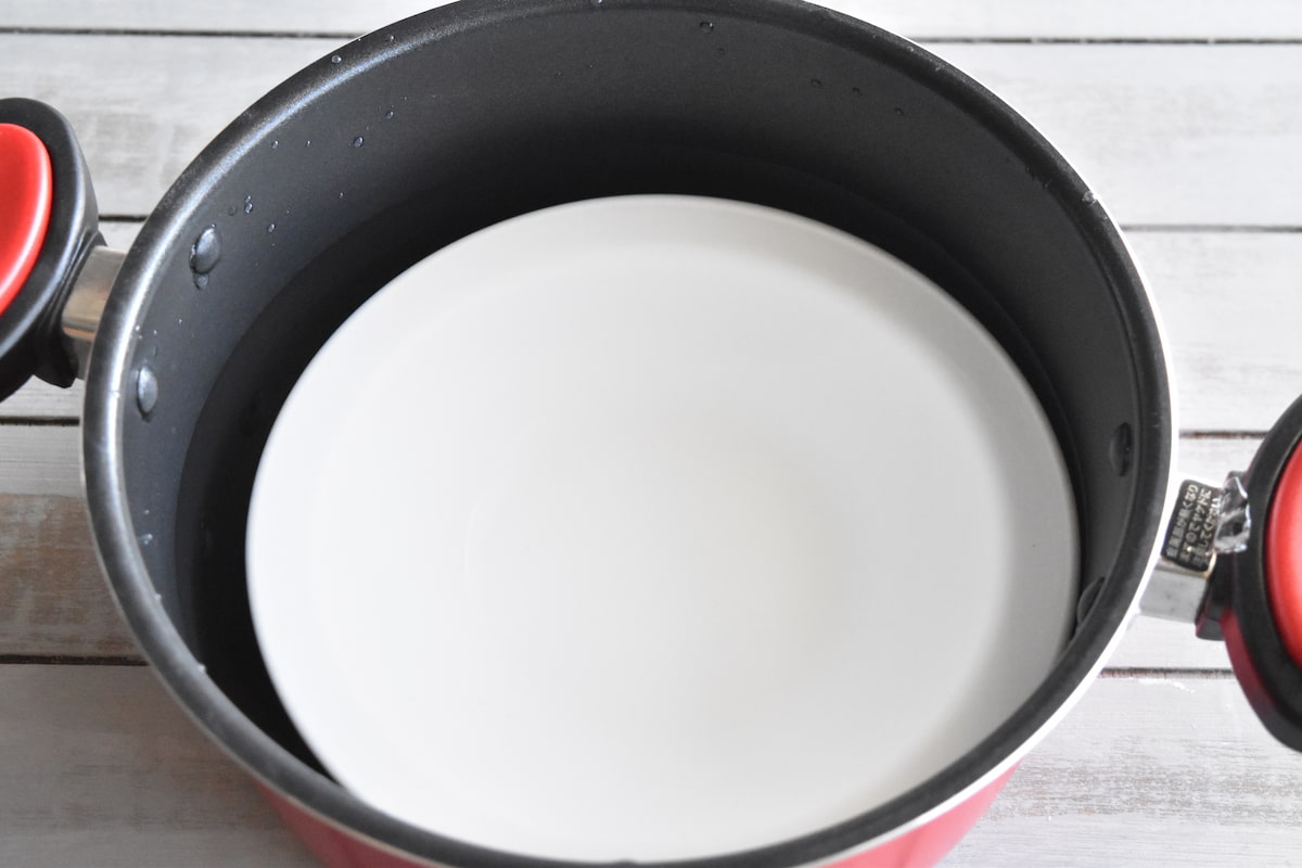 鍋の底に耐熱皿を置く(茹で小豆であん蒸しパン)