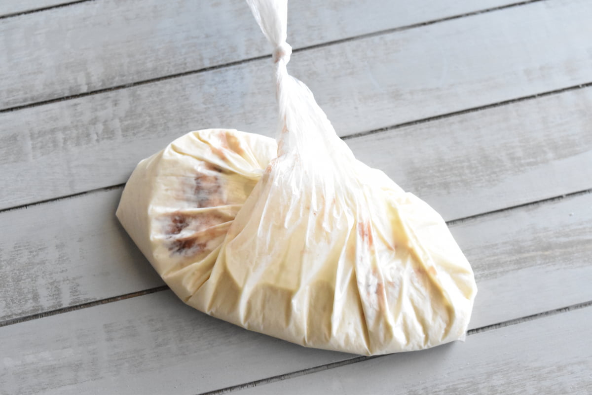 できるだけ空気を抜き上の方で結ぶ(茹で小豆であん蒸しパン)