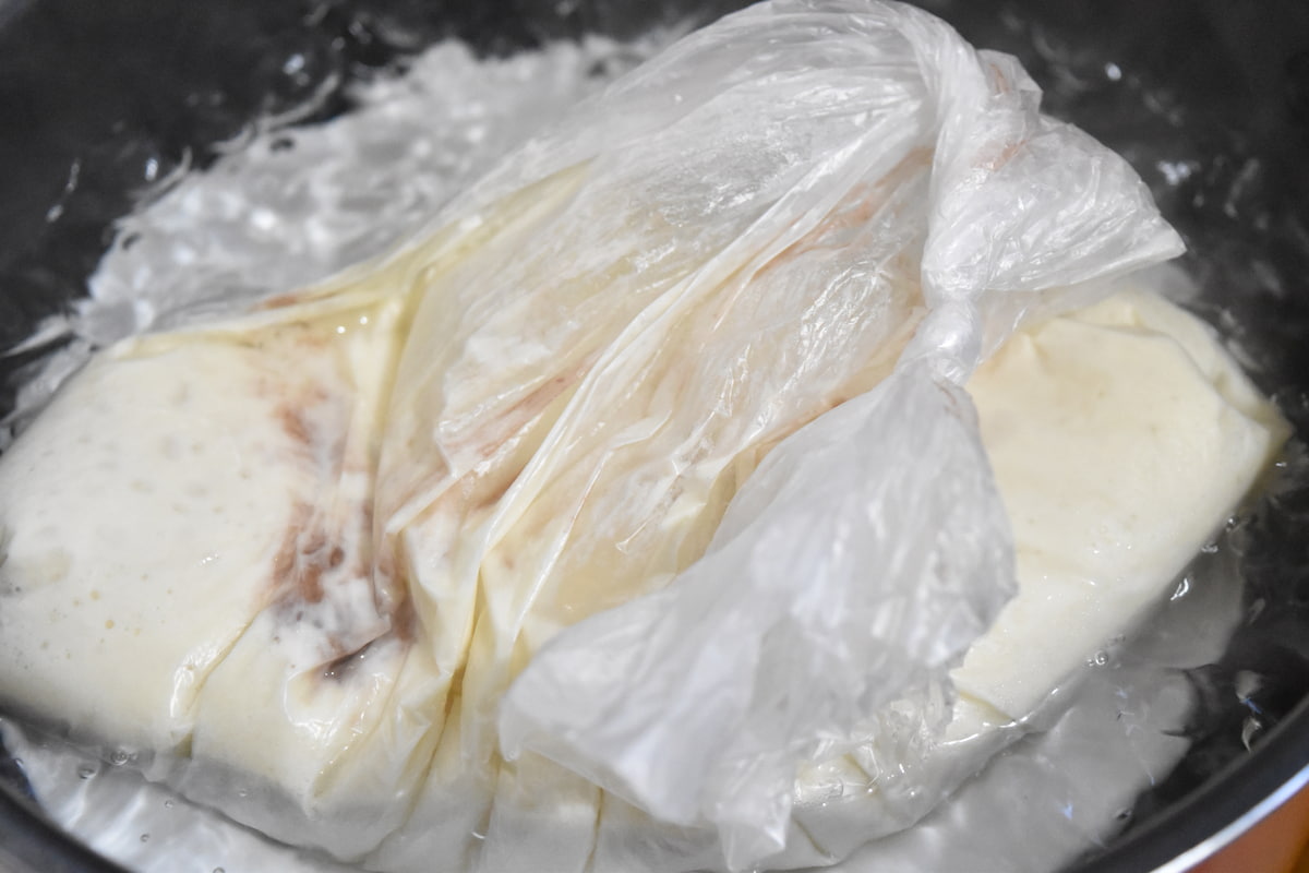 お湯が沸騰したら蒸しパン生地をのせる(茹で小豆であん蒸しパン)