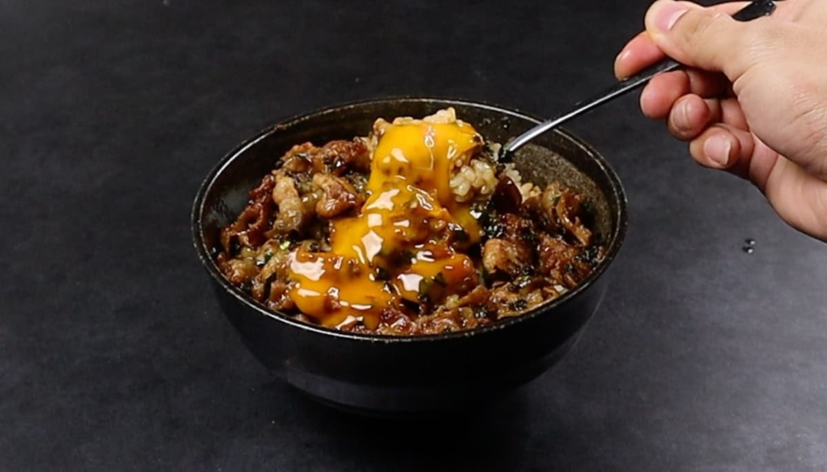 卵黄絡める　だれウマ　超スタミナ丼