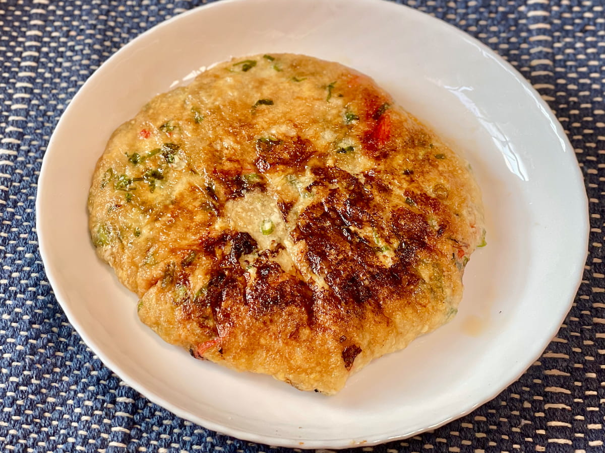 皿に盛ったお好み焼き
