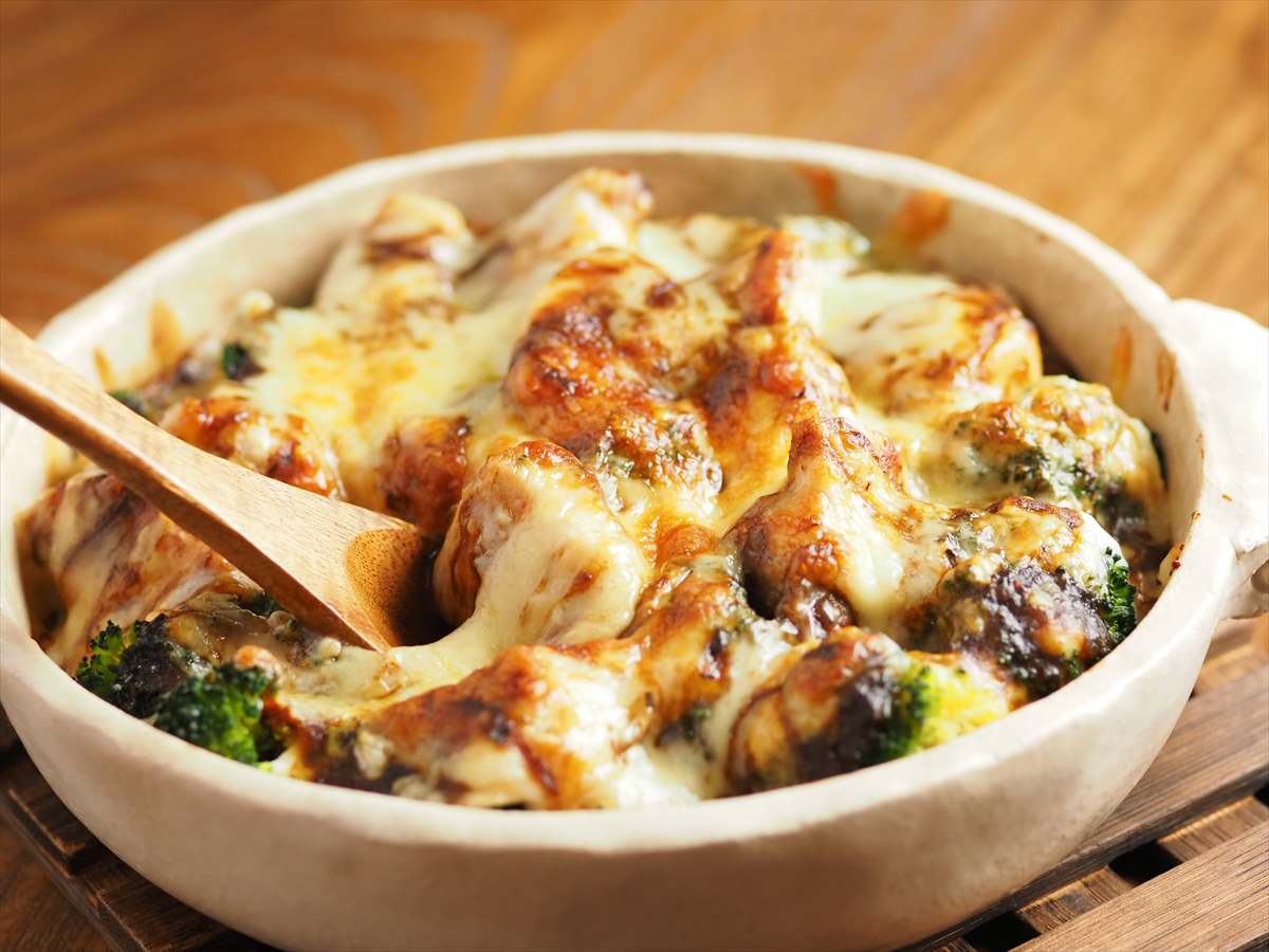 レトルトカレーがごちそうに大変身!「鶏むね肉とブロッコリーのカレーグラタン」レシピ