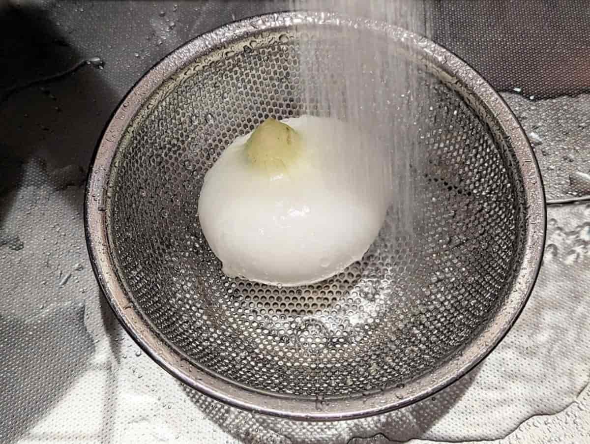 新玉ねぎを水洗いする
