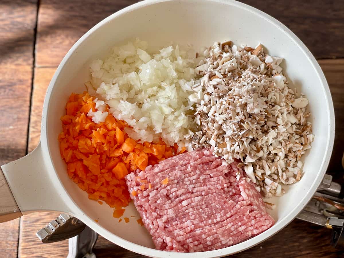 みじん切りにした野菜とひき肉