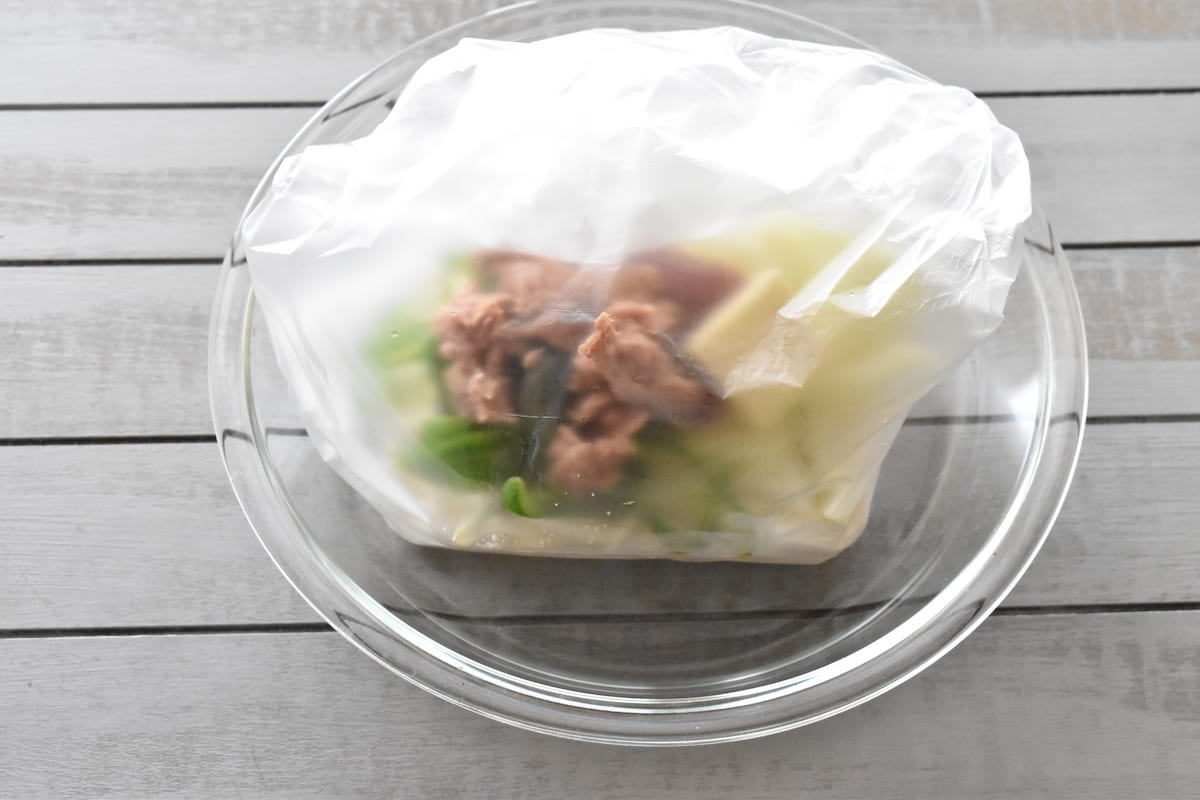 ふんわりと折る(ポリ袋でナポリタン風うどん)