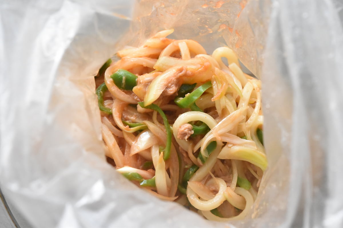 よく混ぜる(ポリ袋でナポリタン風うどん)