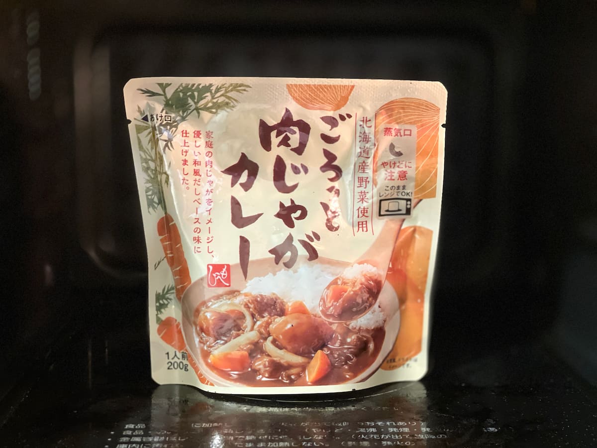 レンジ内の肉じゃがカレー
