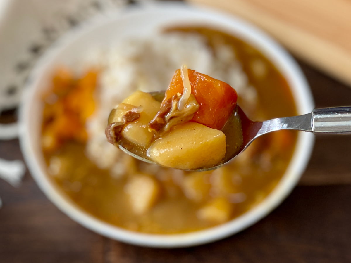 スプーンにのせたカレー
