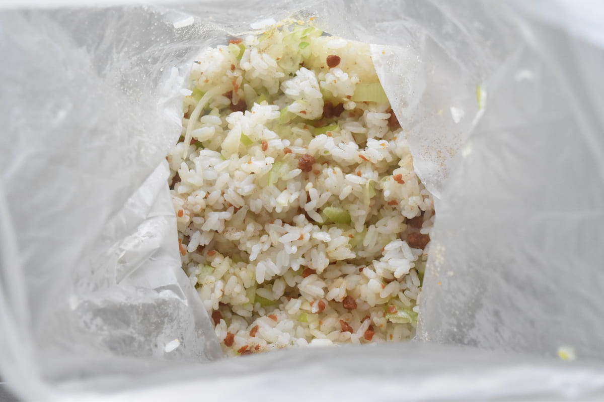 鶏そぼろと調味料を加える(ポリ袋チャーハン)