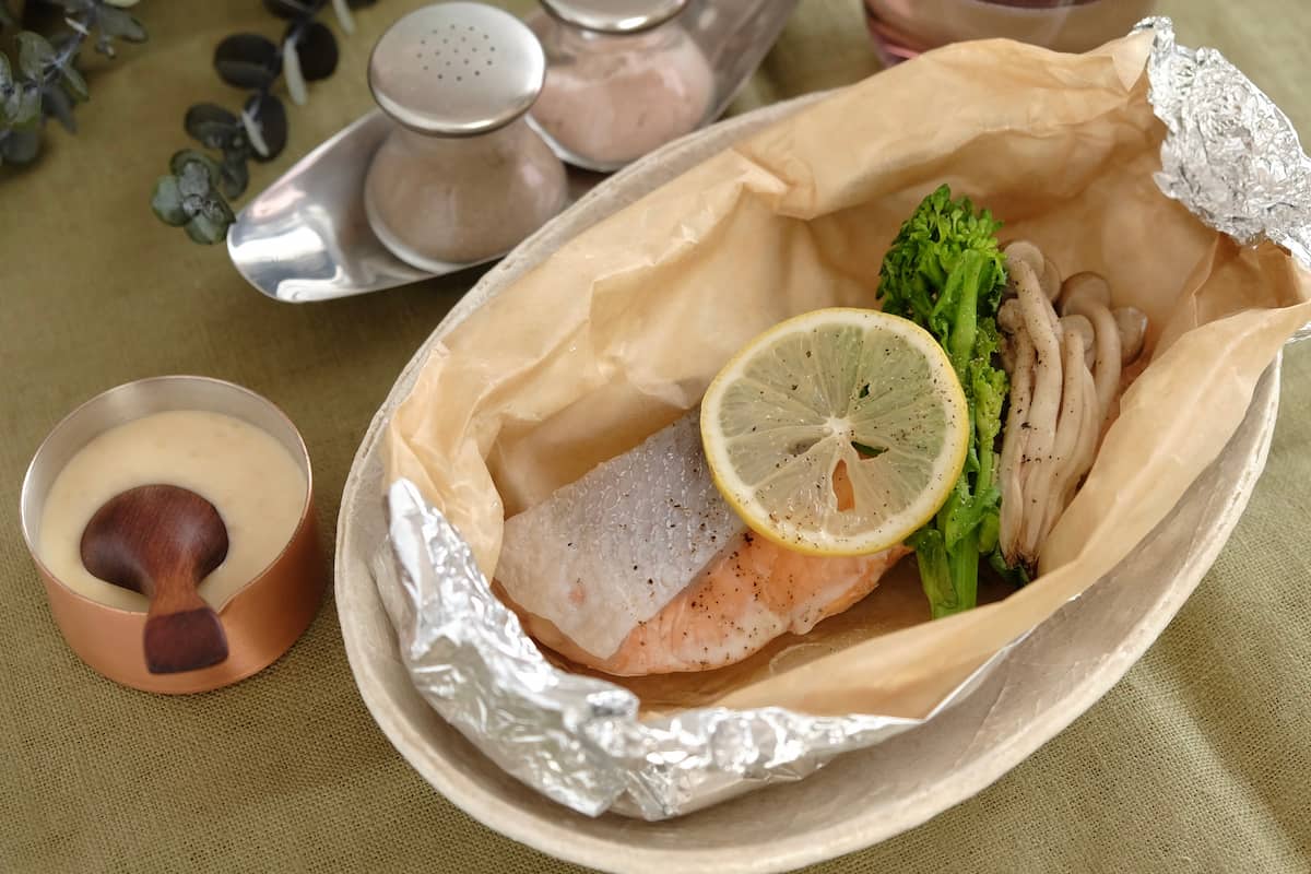 蒸すことでふっくらやわらかに♪こっくりみそマヨ味が食欲そそる「サーモンのホイル蒸し」