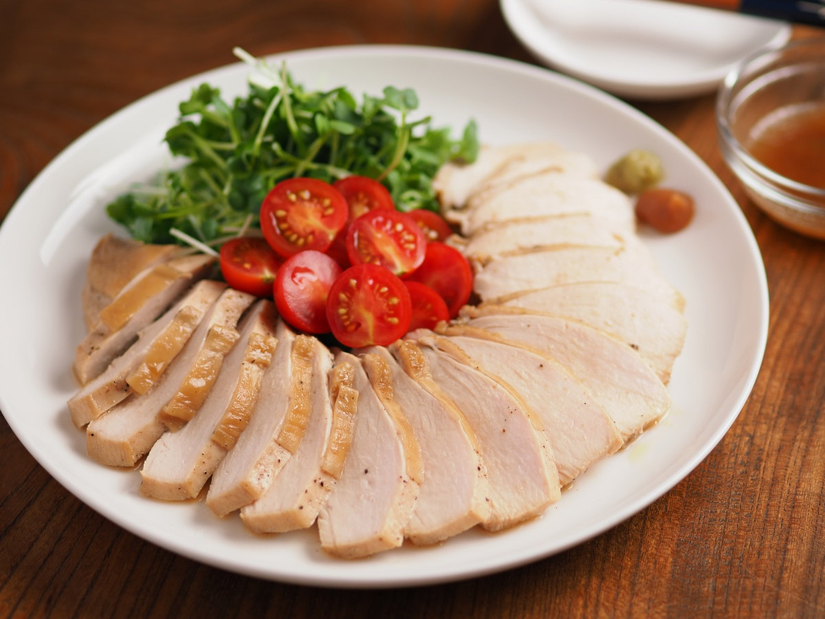 筋肉料理人さんの電子レンジで簡単「基本のサラダチキン」