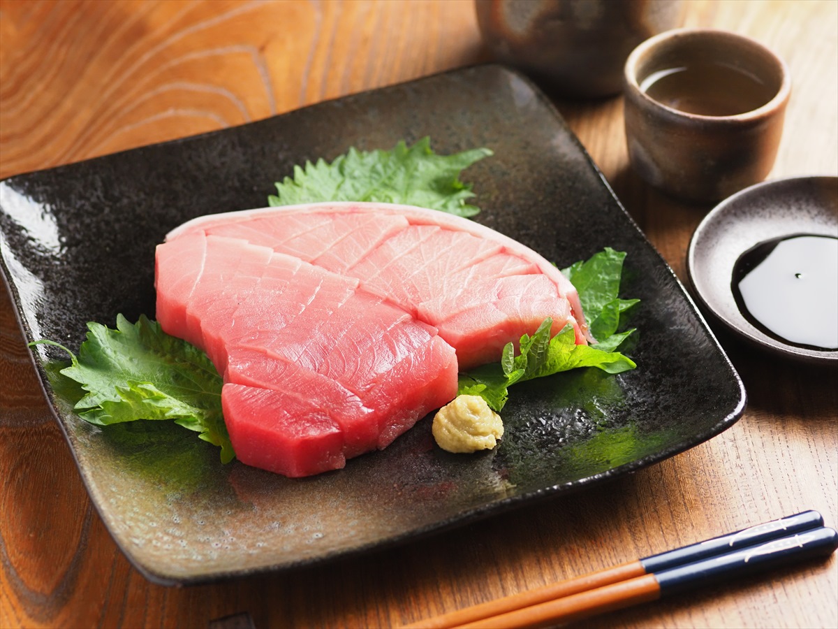 筋肉料理人さんの本マグロの刺身、切り方と盛り付け方