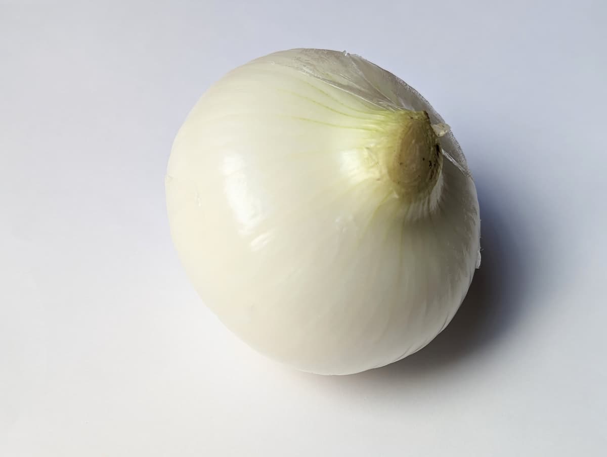 新玉ねぎの皮を剥く