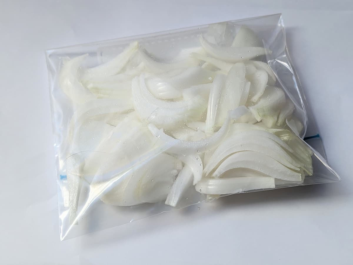 新玉ねぎを冷凍保存用の袋に入れる