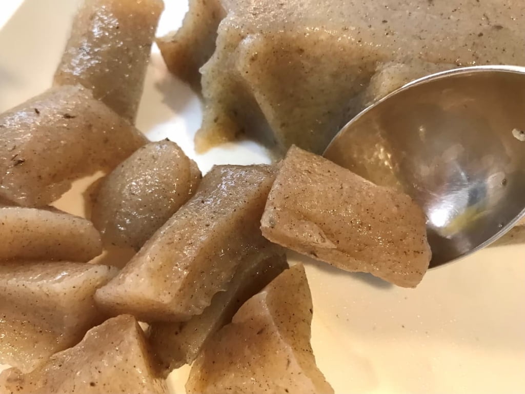 スプーンで一口大に切る まいのおやつ 鶏とこんにゃくのごまみそ