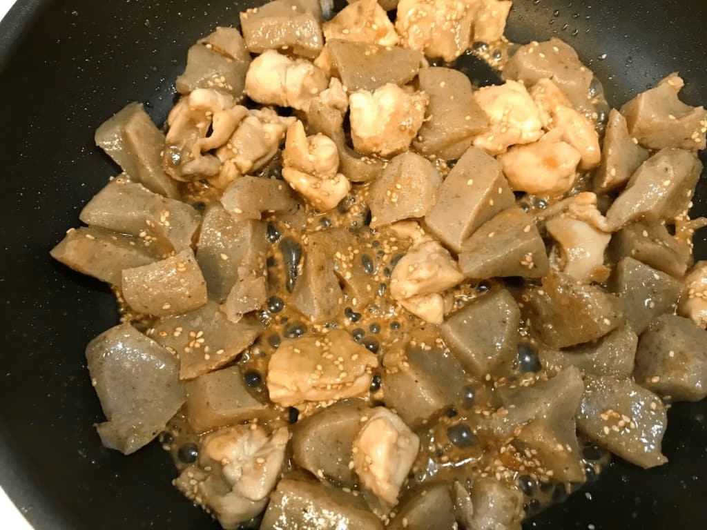 たれをからめる まいのおやつ 鶏とこんにゃくのごまみそ