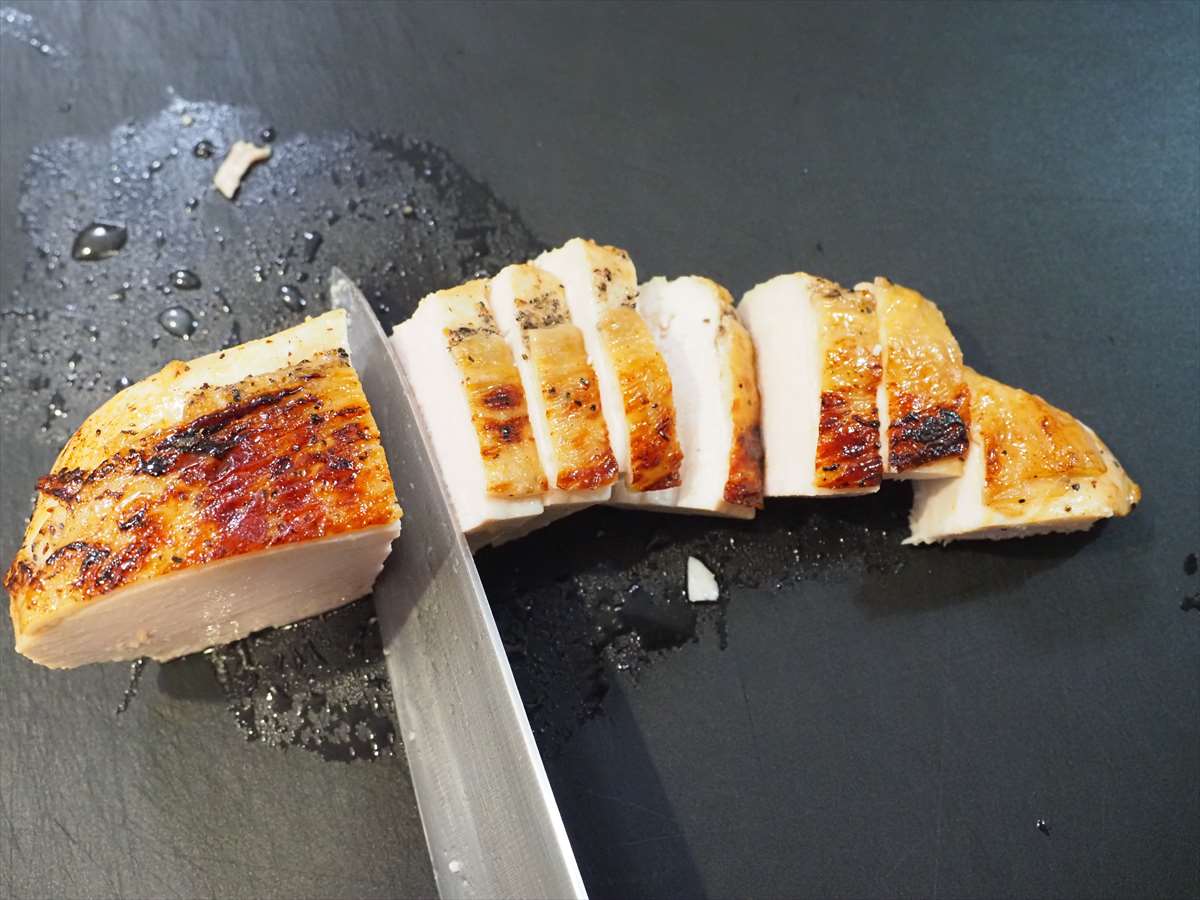 自家製サラダチキンとブロッコリーのシュクメルリ風ソース