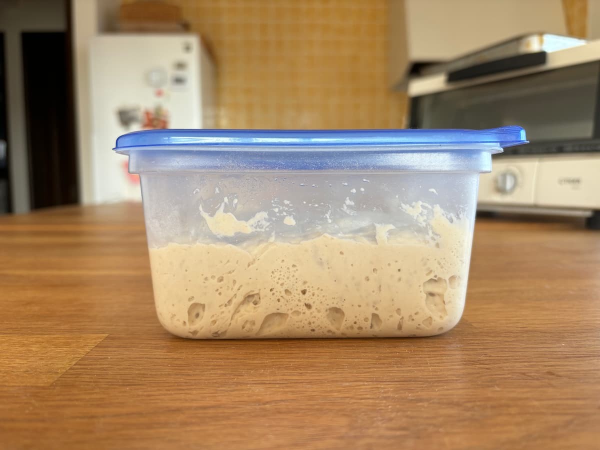 生地作りは保存容器に材料を入れて混ぜるだけ！「ドデカフォカッチャ」レシピ