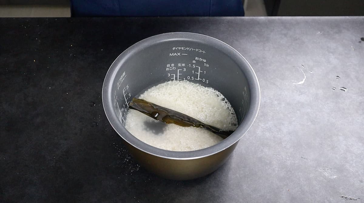 だれウマ 極上のカニカマおにぎり ご飯を炊く