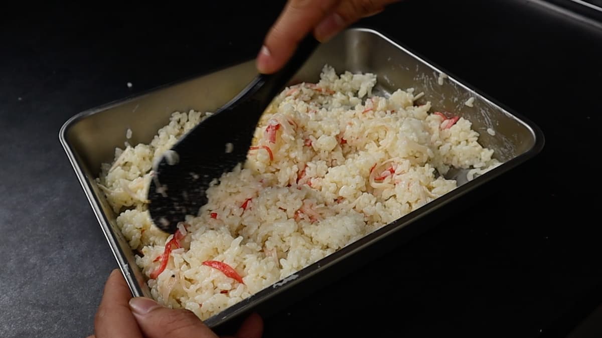 ご飯とすし酢を混ぜ合わせる だれウマ 極上のカニカマおにぎり