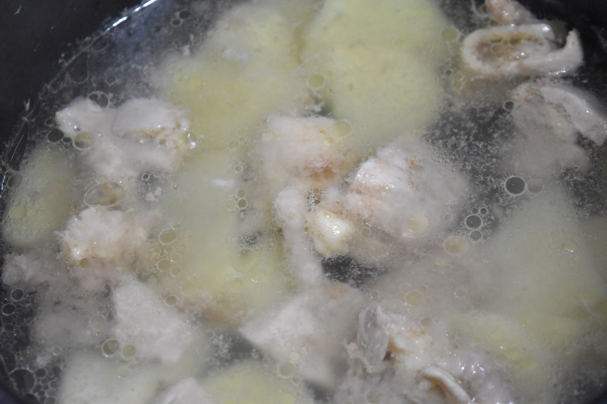鶏肉と新じゃがいもを加熱する(コーンと春野菜のおかず汁)