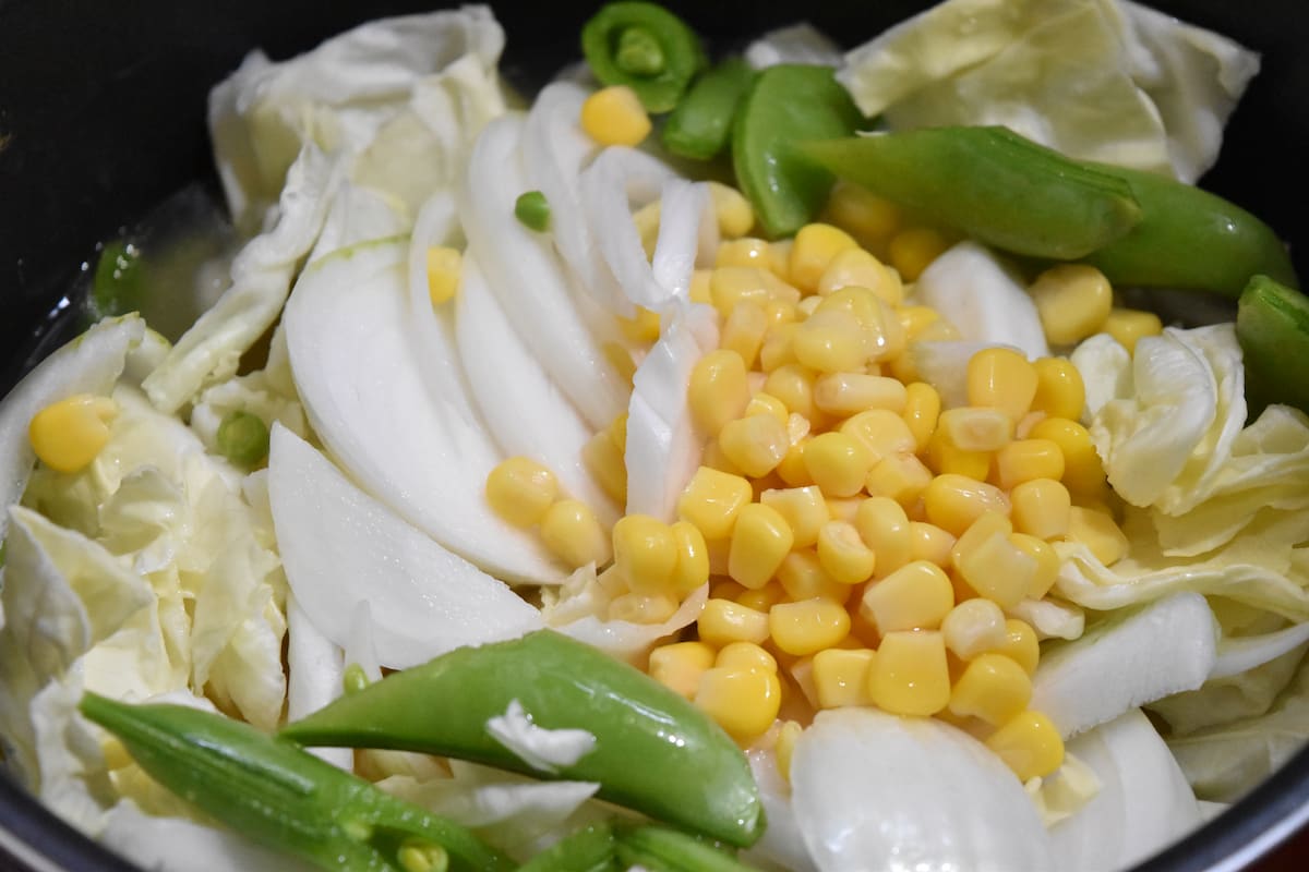 残りの野菜を加える(コーンと春野菜のおかず汁)